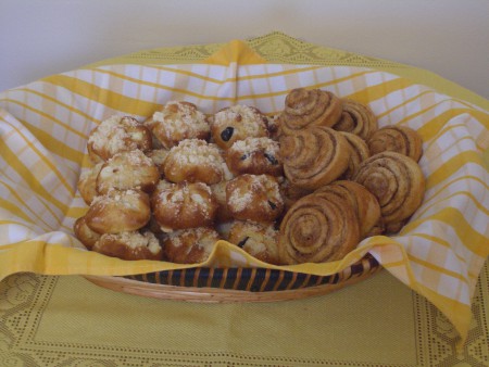 Sladké pečivo-ručně vázané koláče,skořicové šneky,větší či menší provedení,kynuté nebo bez droždí  